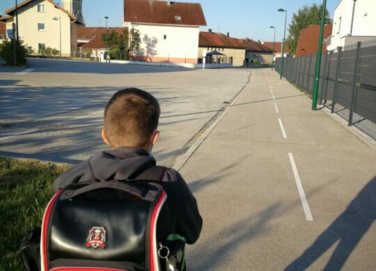 Enfant sur le trajet de l'école